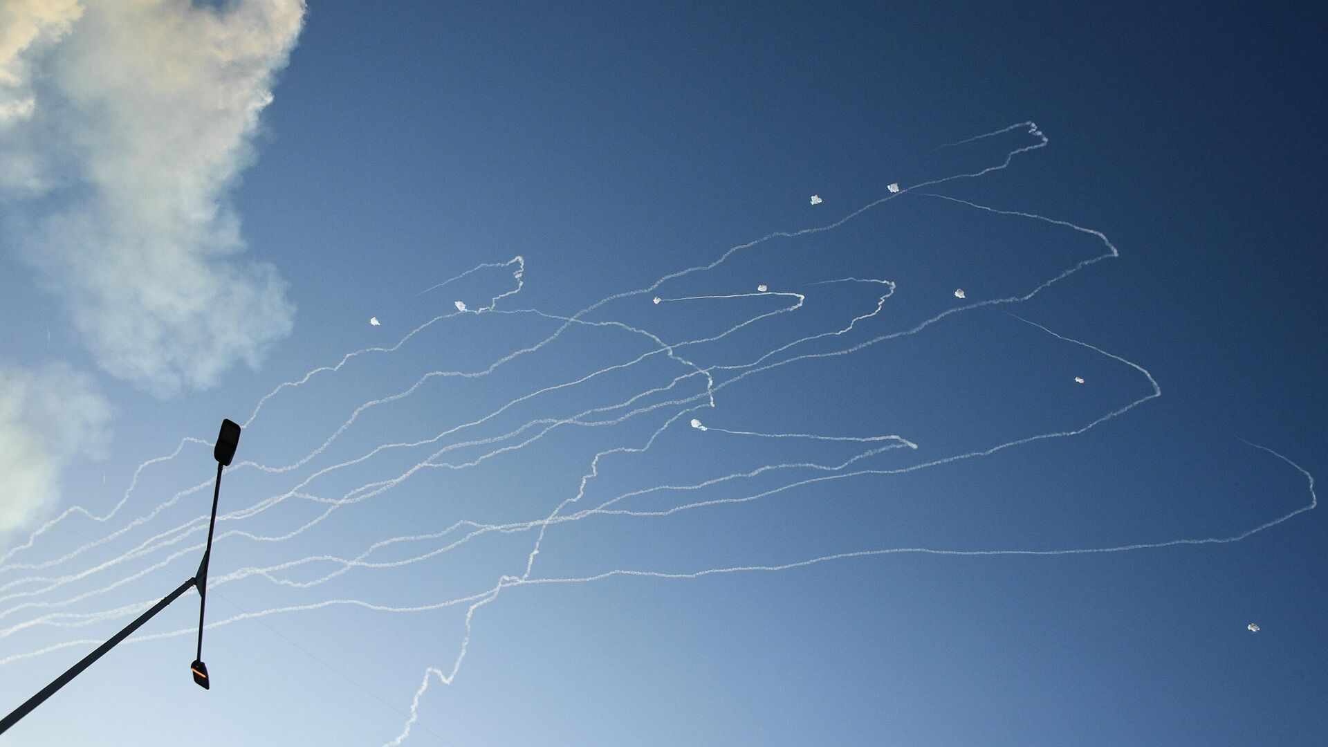 Ракеты израильской системы Железный купол перехватывают ракеты, выпущенные из сектора Газа, в небе над Ашкелоном - РИА Новости, 1920, 15.04.2024