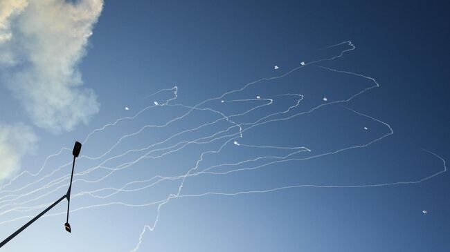 Ракеты израильской системы Железный купол перехватывают ракеты, выпущенные из сектора Газа, в небе над Ашкелоном