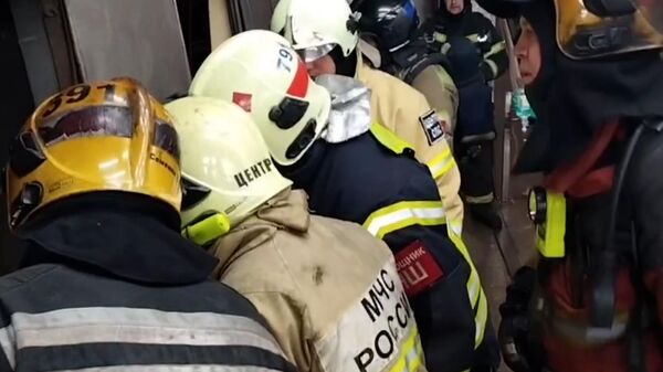 Работа спасателей и медиков на месте столкновения поездов в московском метро