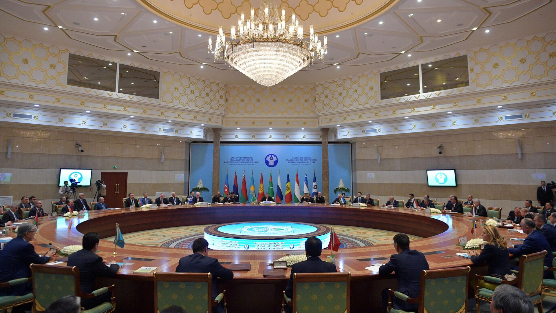 Заседание совета лидеров стран СНГ в узком составе началось в Бишкеке