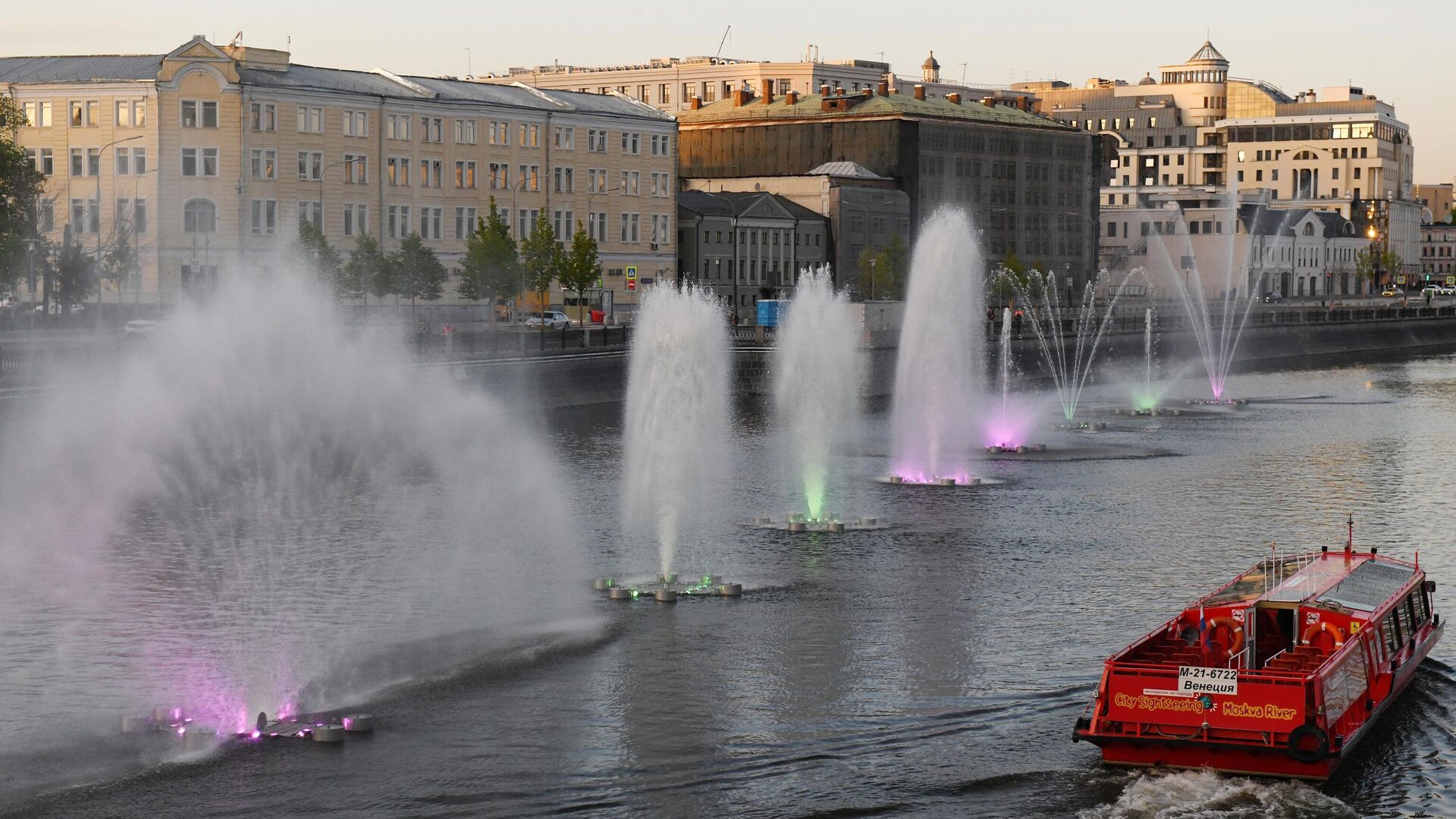 Теплоход проходит мимо фонтанного комплекса на Водоотводном канале в Москве - РИА Новости, 1920, 11.10.2023