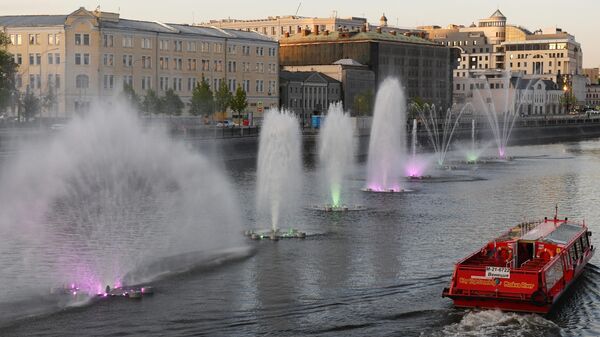 Теплоход проходит мимо фонтанного комплекса на Водоотводном канале в Москве