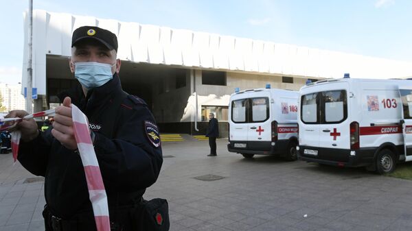 Сотрудник полиции на месте происшествия у вестибюля станции метро Печатники в Москве