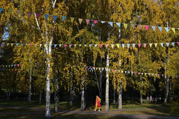 ノボシビルスクのナリムスキー公園を歩く少女