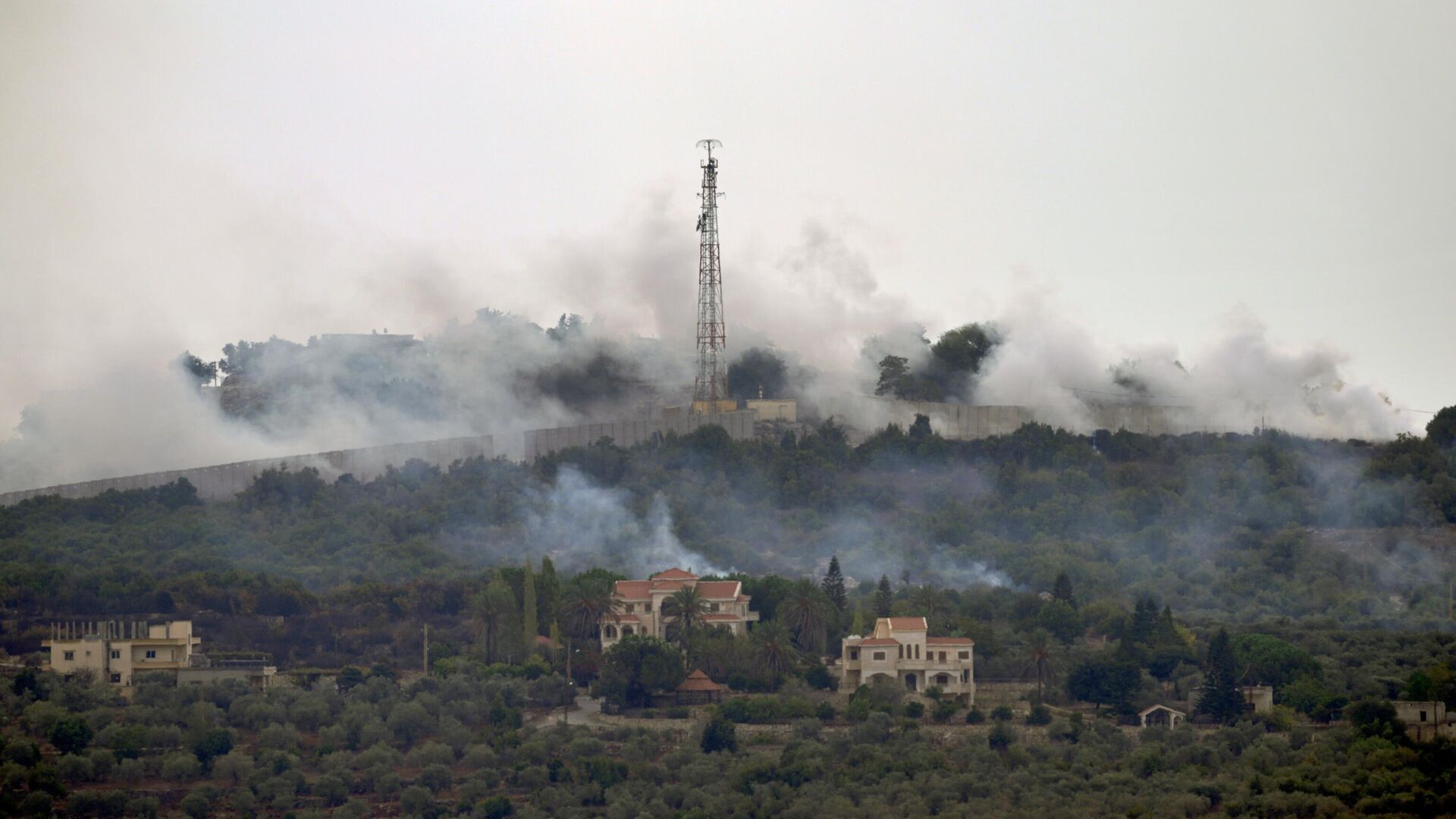 Дым на месте обстрела со стороны Израиля на территории Ливана - РИА Новости, 1920, 07.01.2024