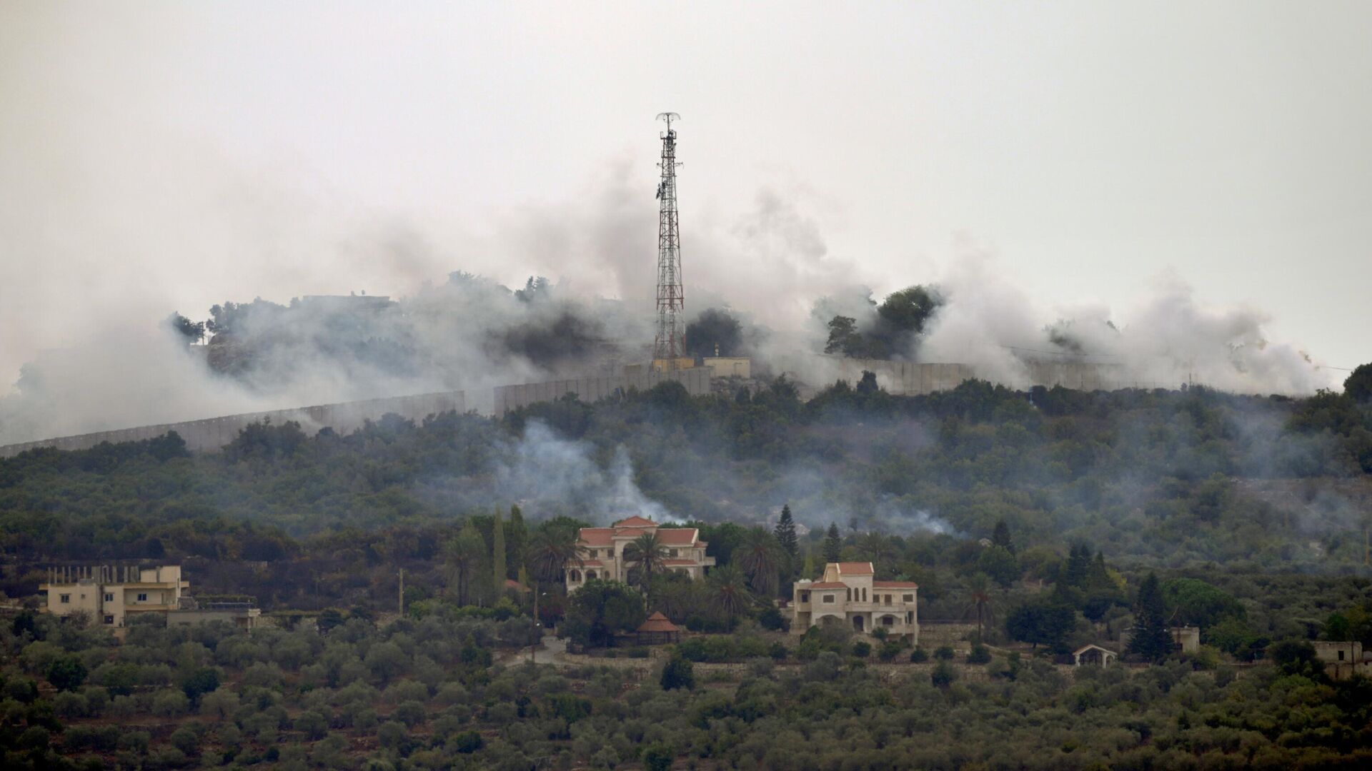 Дым на месте обстрела со стороны Израиля на территории Ливана - РИА Новости, 1920, 17.10.2023