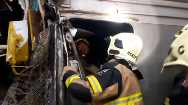 Спасатели пытаются расцепить смятые составы на станции метро Печатники