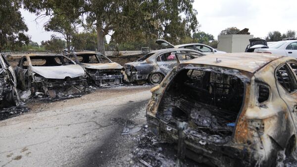 Сгоревшие автомобили в кибуце Реим недалеко от границы с сектором Газа