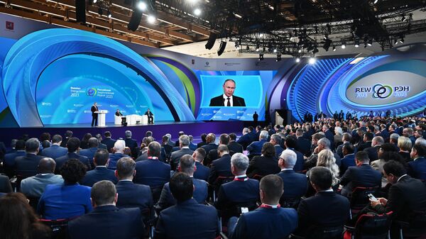 Президент РФ Владимир Путин выступает на пленарном заседании Международного форума Российская энергетическая неделя
