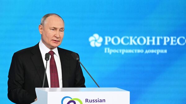 Президент РФ Владимир Путин выступает на пленарном заседании Международного форума Российская энергетическая неделя