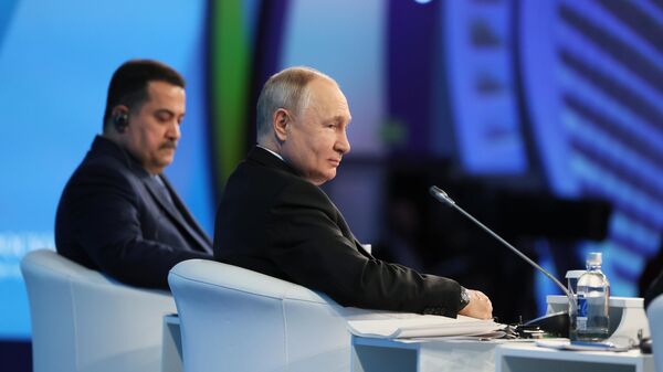 Президент РФ Владимир Путин и премьер-министр Ирака Мухаммед ас-Судани на пленарном заседании международного форума Российская энергетическая неделя