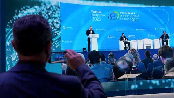 Выступление Владимира Путина на пленарном заседании Международного форума Российская энергетическая неделя