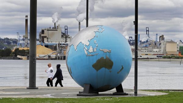 Скульптура в виде земного шара на фоне фабрики