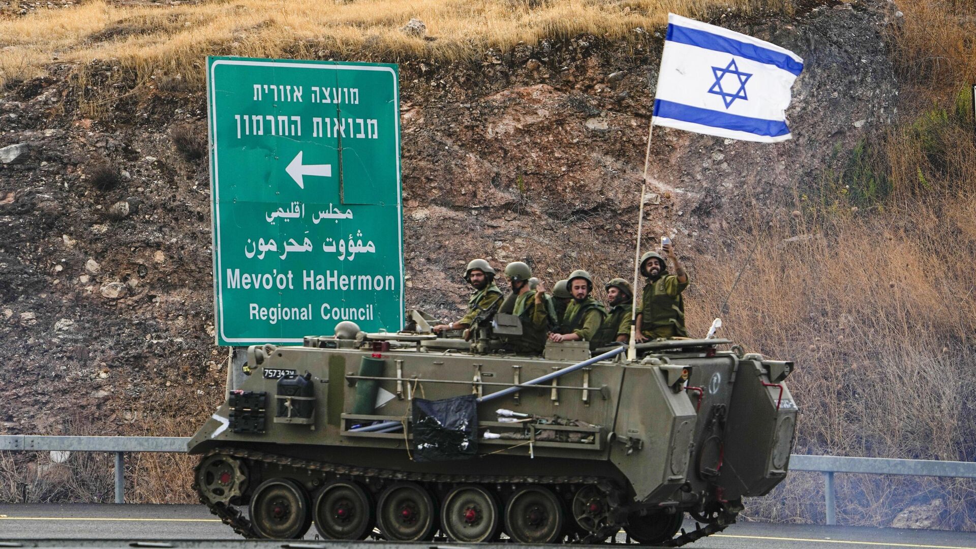 Израильские солдаты едут на БТР возле границы с Ливаном - РИА Новости, 1920, 02.12.2023