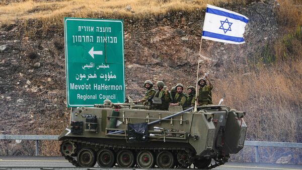 Израильские солдаты едут на БТР возле границы с Ливаном