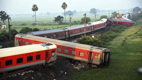 Сверхскорый поезд сошел с рельсовв в округе Буксар штата Бихар, Индия