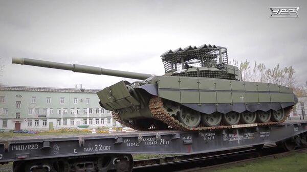 Модернизированный танк Т-72Б3 с противодроновым навесом над башней