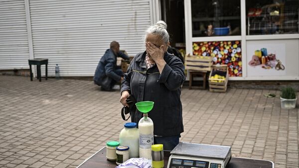 Жительница Украины продает молоко на рынке