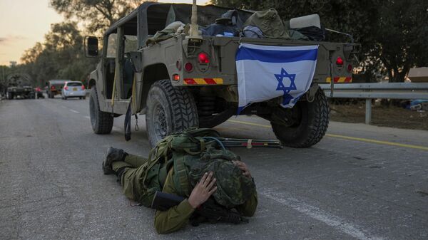 Израильский военный во время воздушной тревоги