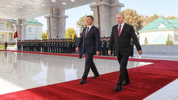 Президент РФ Владимир Путин и президент Киргизской Республики Садыр Жапаров на церемонии официальной встречи в Бишкеке