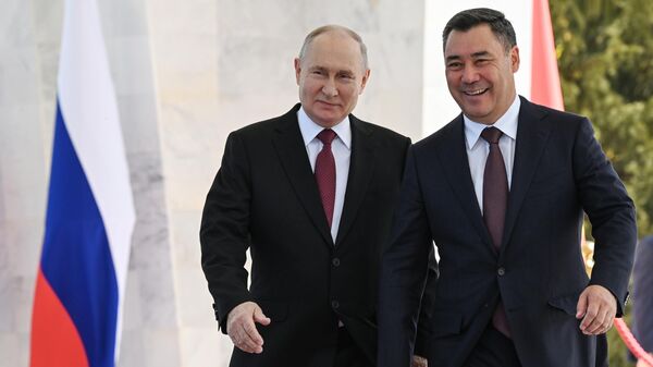 Президент РФ Владимир Путин и президент Киргизской Республики Садыр Жапаров (справа) на церемонии официальной встречи в Бишкеке