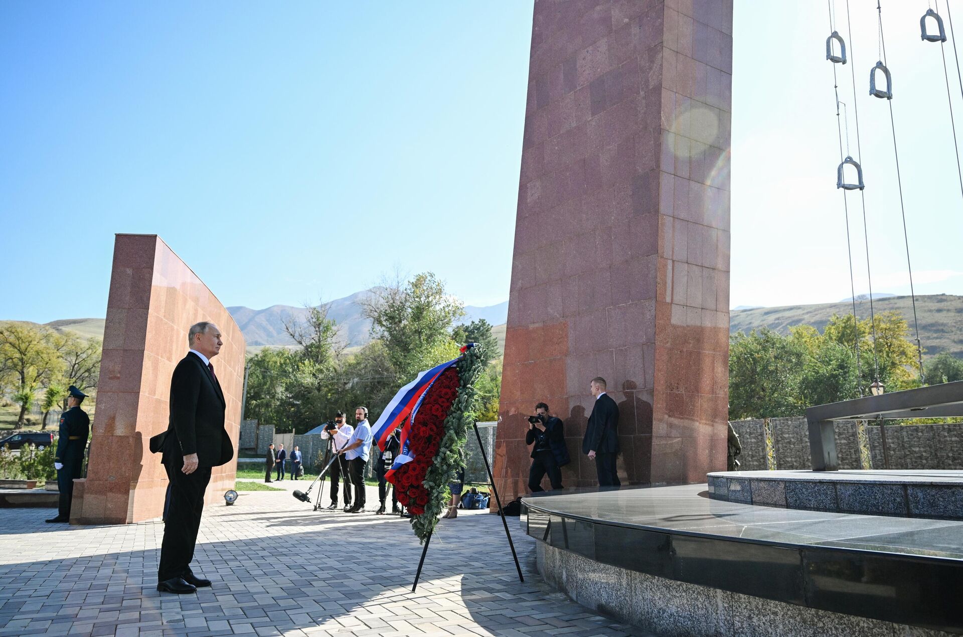 Президент РФ Владимир Путин на церемонии возложения цветов к мемориалу погибшим в ходе трагических событий 1916 года, расположенному на территории комплекса Ата-Бейит - РИА Новости, 1920, 12.10.2023