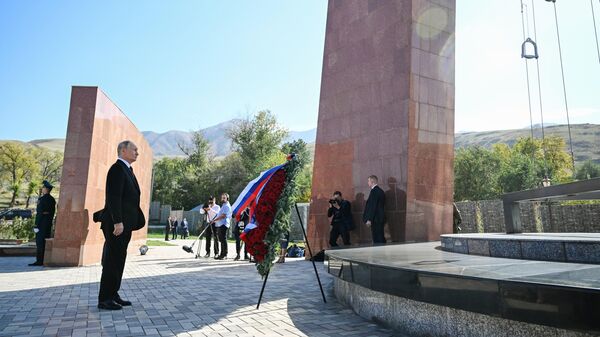Президент РФ Владимир Путин на церемонии возложения цветов к мемориалу погибшим в ходе трагических событий 1916 года, расположенному на территории комплекса Ата-Бейит