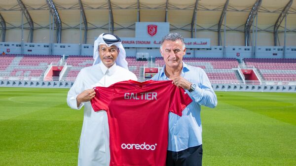 Главный тренер катарского клуба Аль-Духаиль Кристоф Гальтье (справа)