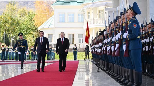 Президент РФ Владимир Путин и президент Киргизской Республики Садыр Жапаров на церемонии официальной встречи в Бишкеке
