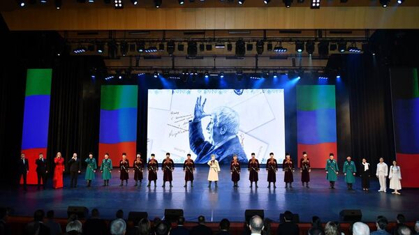 Музыкально-театрализованное представление, посвященное 100-летию со дня рождения народного поэта Дагестана Расула Гамзатова во Дворце имени Гейдара Алиева в Баку