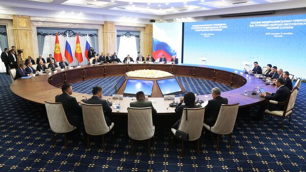 Президент РФ Владимир Путин и президент Киргизской Республики Садыр Жапаров на российско-киргизских переговорах в Бишкеке