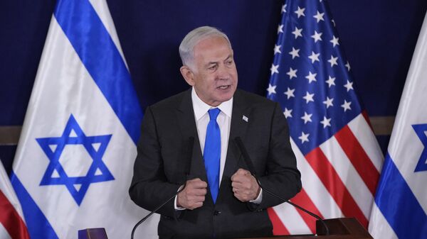 Премьер-министр Израиля Биньямин Нетаньяху во время пресс-конференции с госсекретарем США Энтони Блинкеном в Тель-Авиве