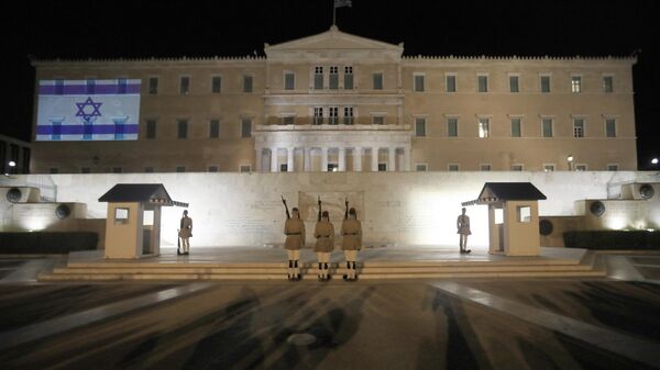 Изображение флага Государства Израиль на здании парламента Греции в Афинах