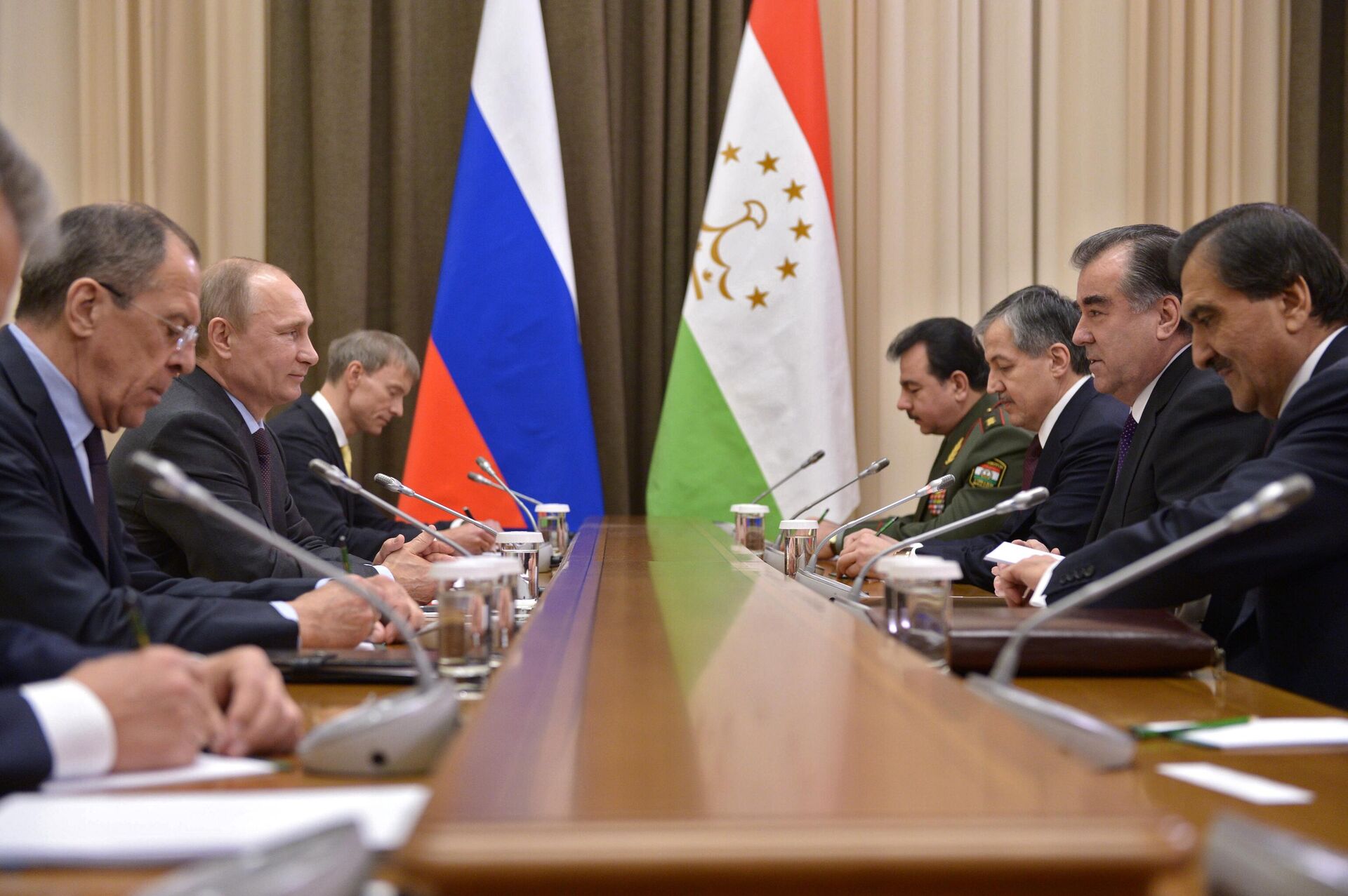 Президент России Владимир Путин и президент Таджикистана Эмомали Рахмон во время переговоров - РИА Новости, 1920, 21.11.2023