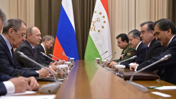 Президент России Владимир Путин и президент Таджикистана Эмомали Рахмон во время переговоров