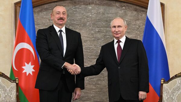 Президент России Владимир Путин и президент Азербайджанской Республики Ильхам Алиев во время встречи в Бишкеке