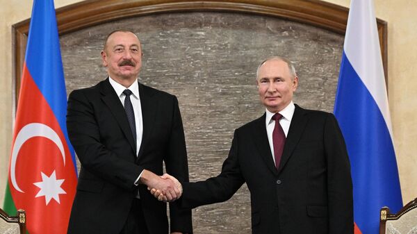 Президент РФ Владимир Путин и президент Азербайджанской Республики Ильхам Алиев во время встречи в Бишкеке