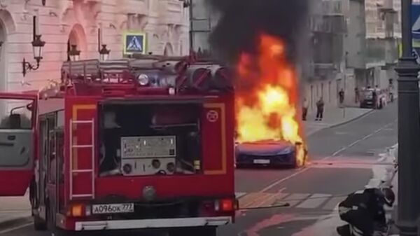Самовозгорание суперкара Lamborghini в центре Москвы. Стоп-кадр видео