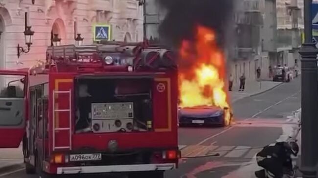 Самовозгорание суперкара Lamborghini в центре Москвы. Стоп-кадр видео