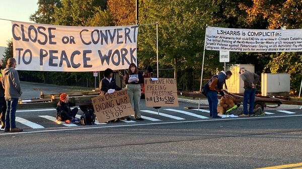 Акция протеста американских пацифистов около военно-промышленной компании L3Harris в в штате Массачусетс