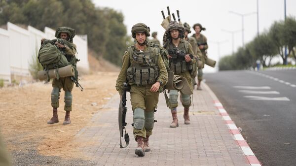 Израильские солдаты прибывают в Сдерот