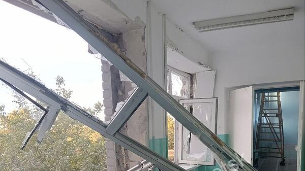 Последствия попадания снаряда в школу № 114 в Петровском районе Донецка