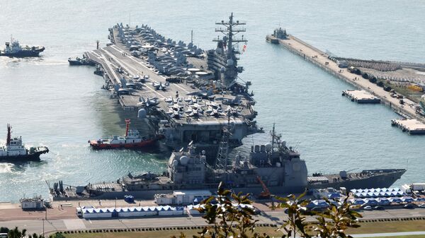 Авианосец ВМС США USS Ronald Reagan прибывает на южнокорейскую военно-морскую базу в городе Пусан