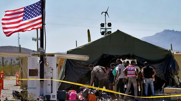 Группа мужчин, задержанных таможенно-пограничным патрулем США после пересечения границы США и Мексики