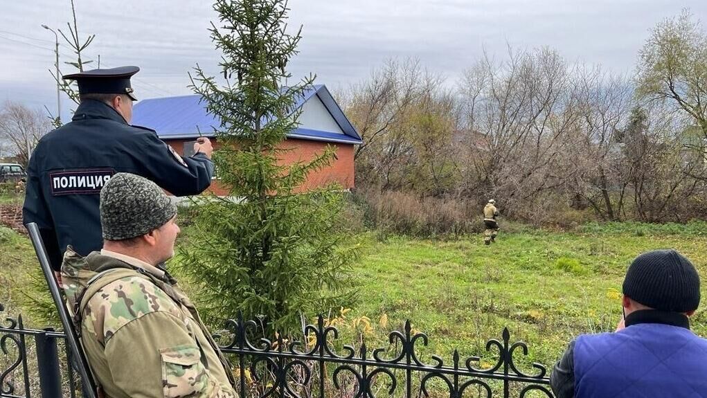 Сотрудники полиции и Минэкологии Башкирии на месте происшествия, где медведица напала на местную жительницу в Ишимбайском районе. 13 октября 2023 - РИА Новости, 1920, 13.10.2023