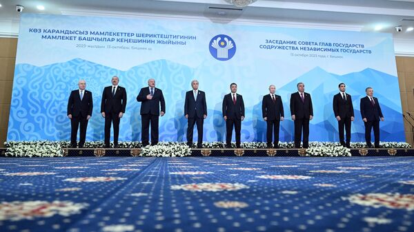 Президент РФ Владимир Путин на церемонии совместного фотографирования глав делегаций государств — участников СНГ в государственной резиденции Ала-Арча в Киргизии