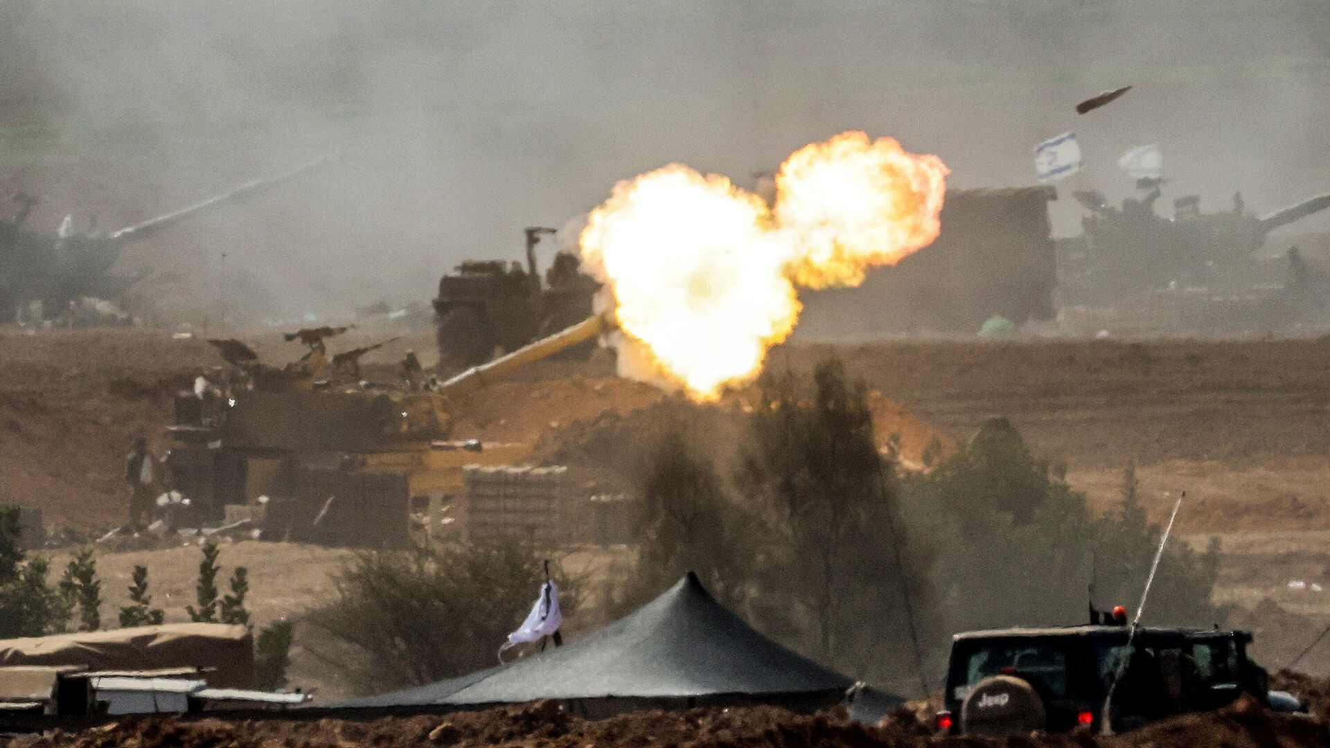 155-миллиметровая самоходная гаубица М109 израильской армии ведет огонь возле границы с сектором Газа - РИА Новости, 1920, 13.10.2023
