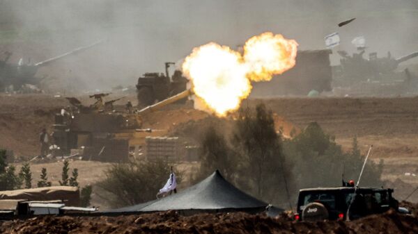 155-миллиметровая самоходная гаубица М109 израильской армии ведет огонь возле границы с сектором Газа