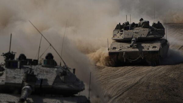 Израильские БТР направляются к границе сектора Газа