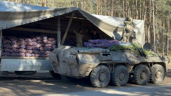 Разгрузка гуманитарного груза с картофелем из Орловской области для фронта